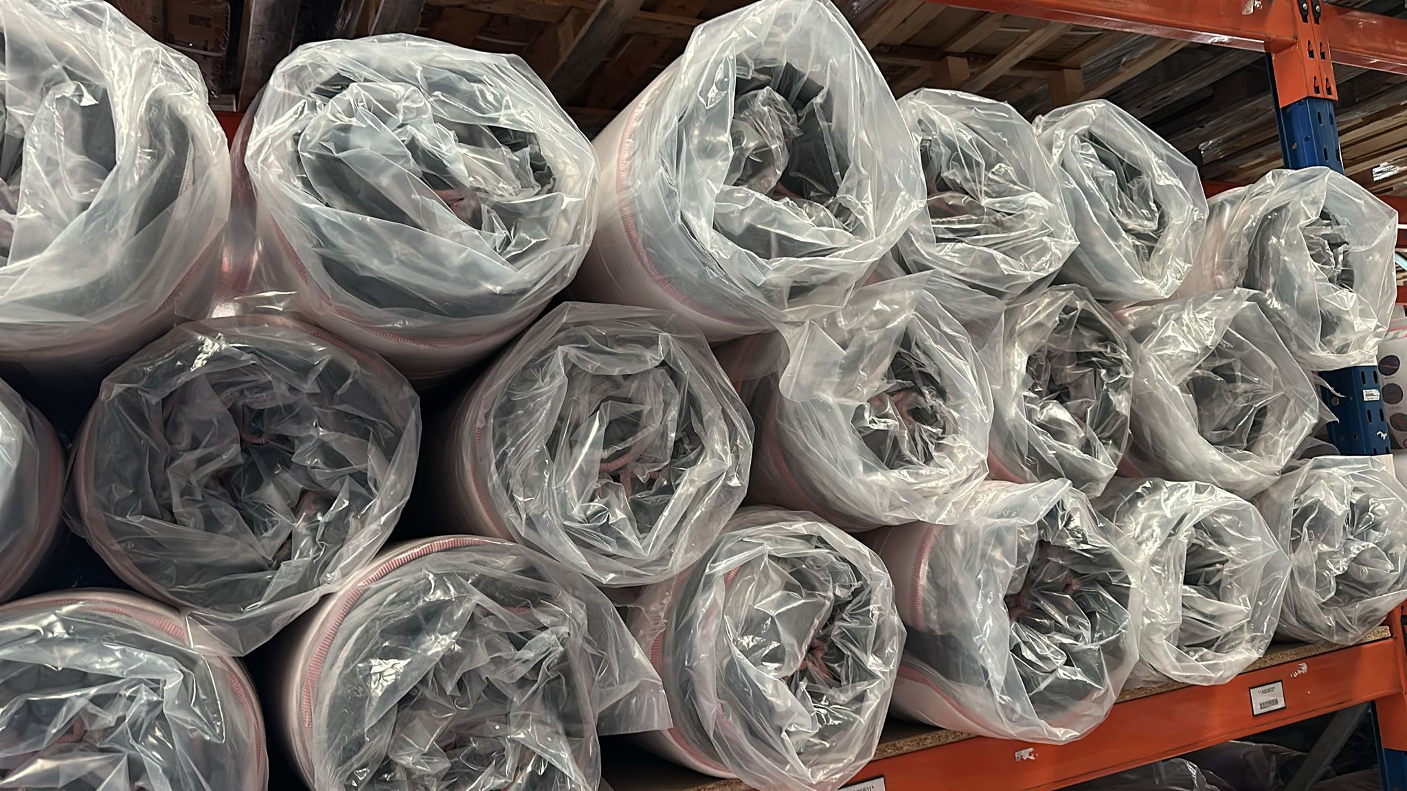 Almacén profesional de Grupo Mamapla con stock controlado de sistemas de descanso de alta calidad