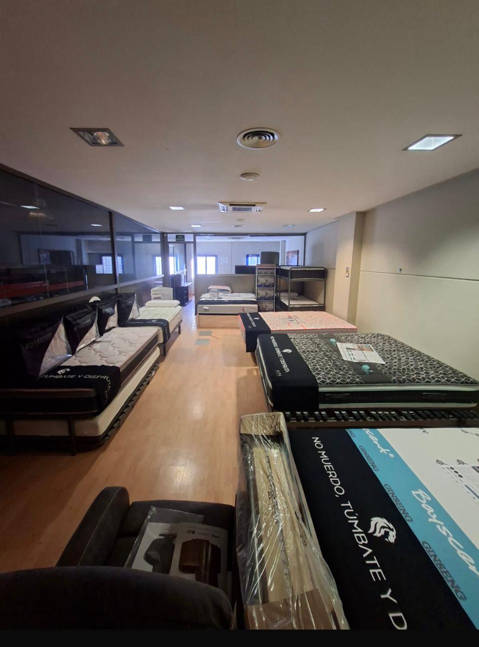 Zona de exposición de colchones y sistemas de descanso en la tienda de Grupo Mamapla