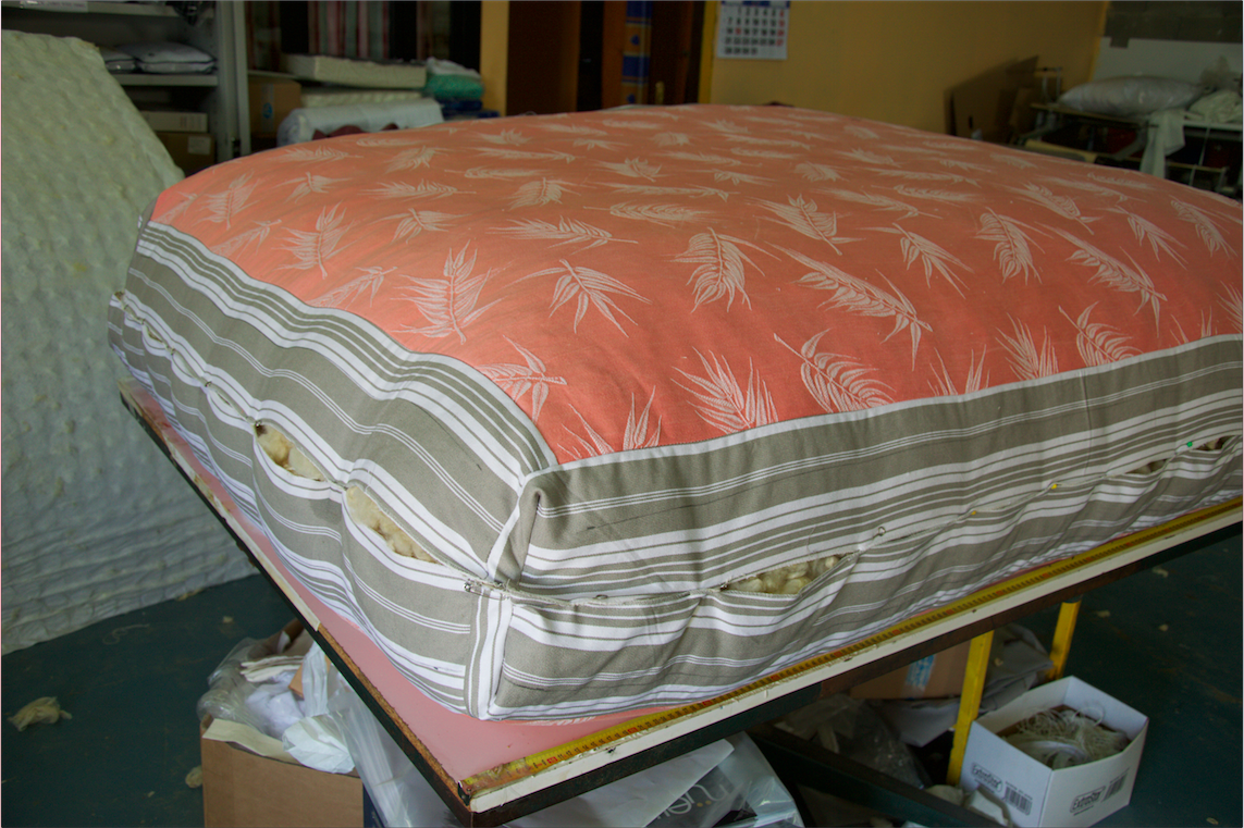 Colchones tradicionales enrollables de lana y algodón utilizados en el descanso doméstico