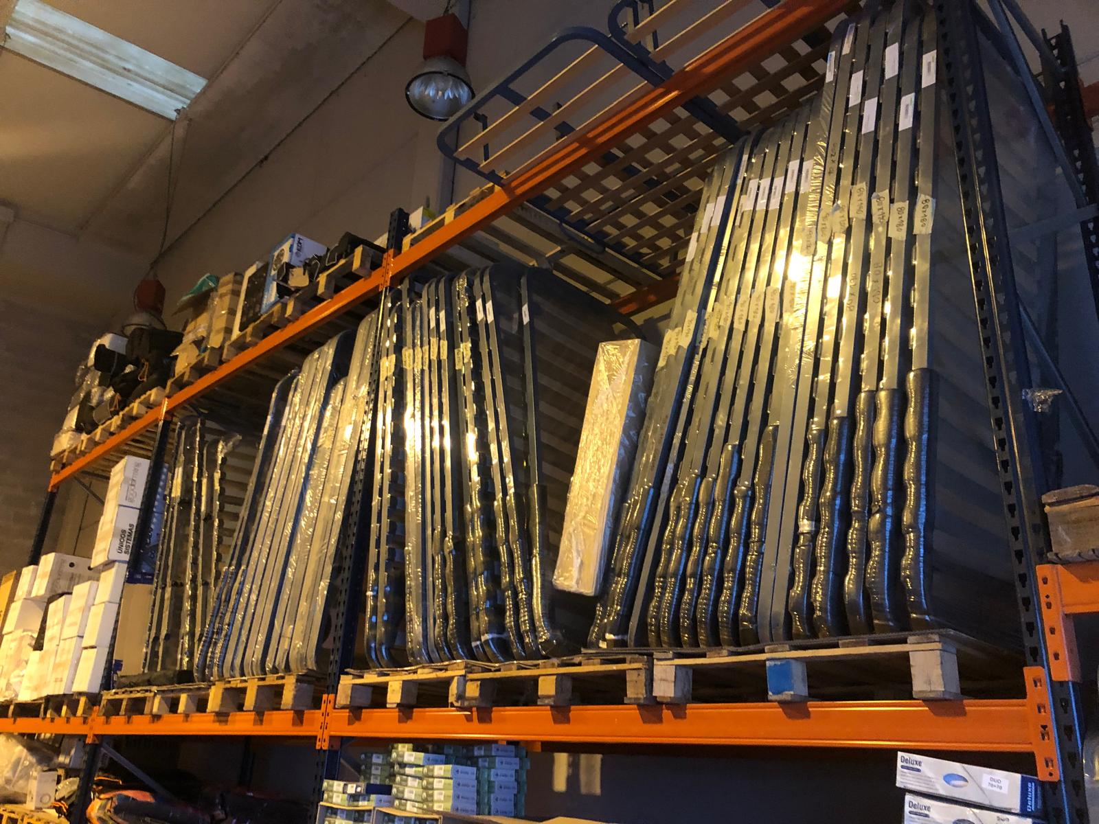 Stock de somieres almacenados y organizados en las instalaciones logísticas de Grupo Mamapla